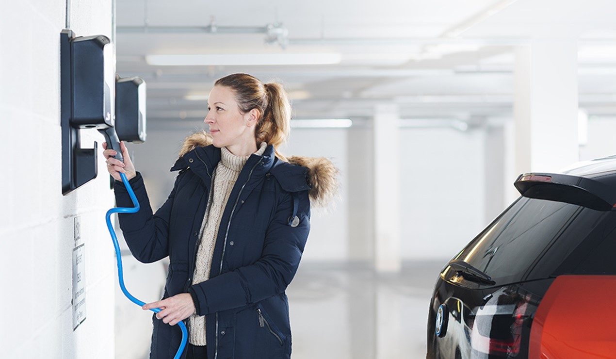 NVEs foreslåtte prismodell kan gjøre det svært dyrt å lade elbilen sin når mange bruker strømnettet samtidig. (Foto: Nadia Frantsen)