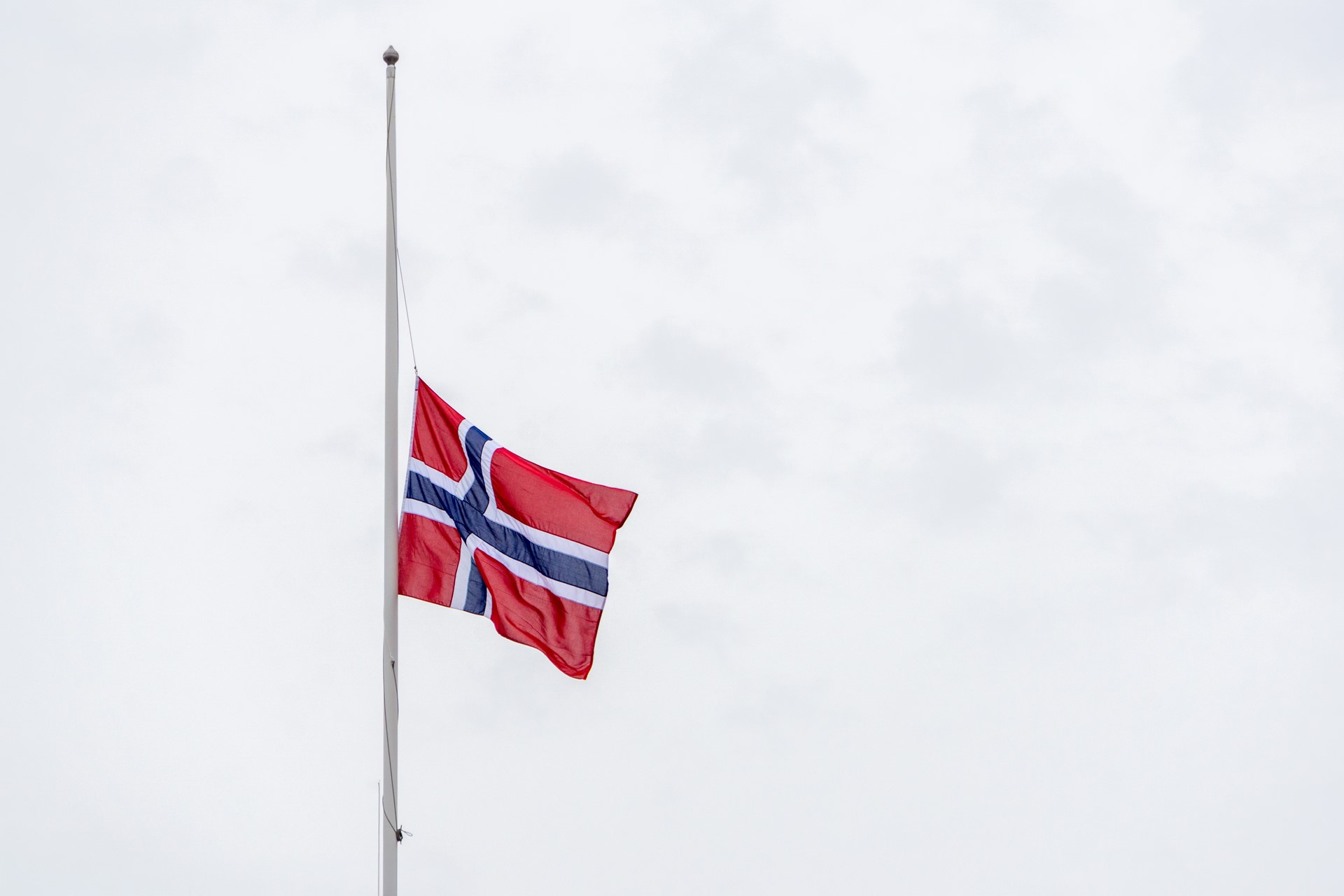 Flagg På Halv Stang
