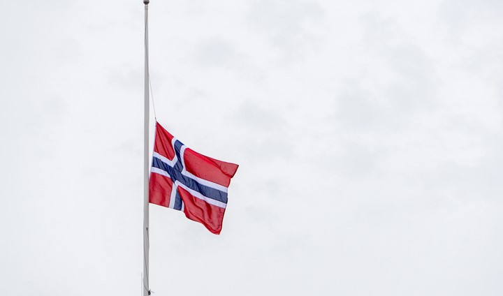 Flagg På Halv Stang